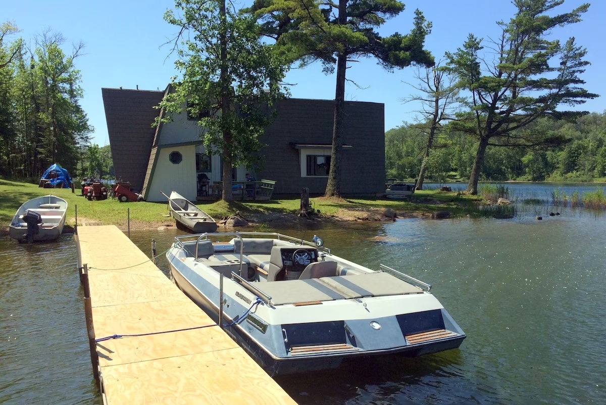 Private Cabin with Lakefront on Three Sides