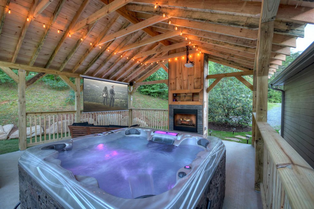 Outside Theater, Outside Fireplace, HOT Tub, King, Queen, Close TO Downtown