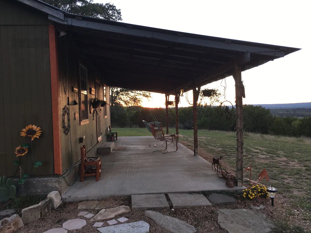 Cozy Secluded Cabin in Round Mountain, TX