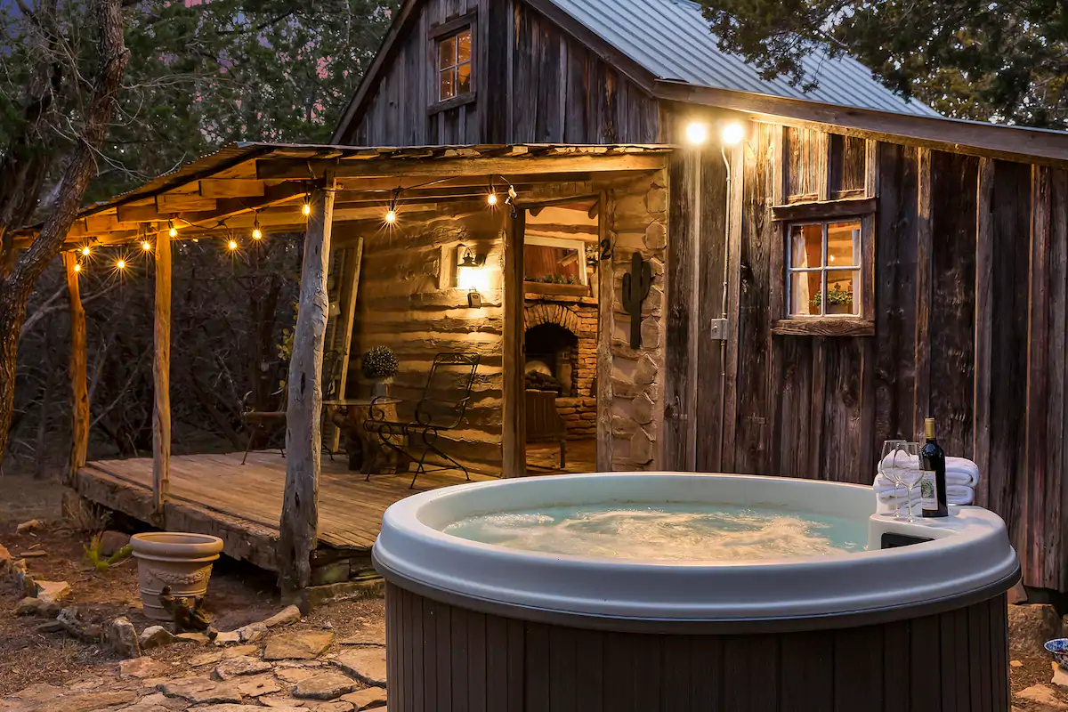 1800s Cabin, Hot Tub, Close to Town