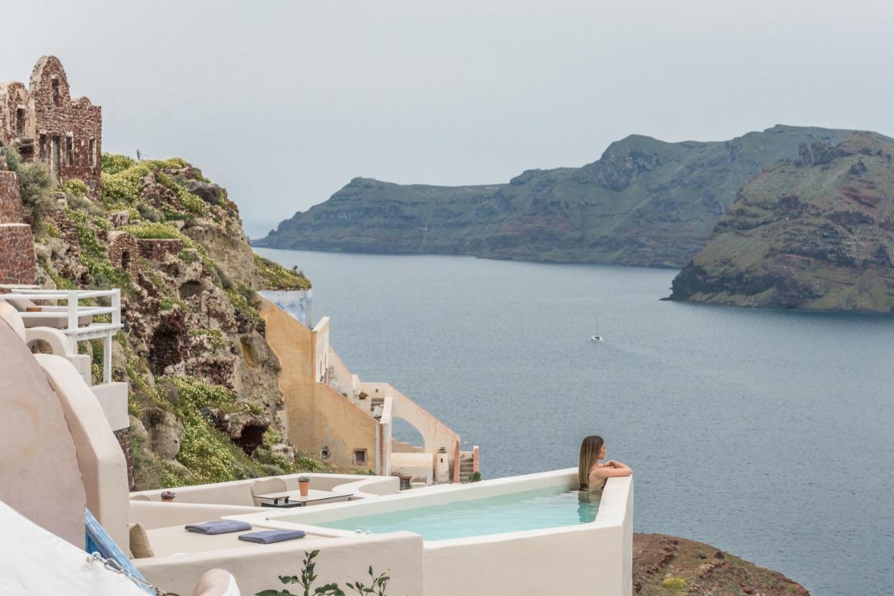 Hot tub overlooking ocean down below