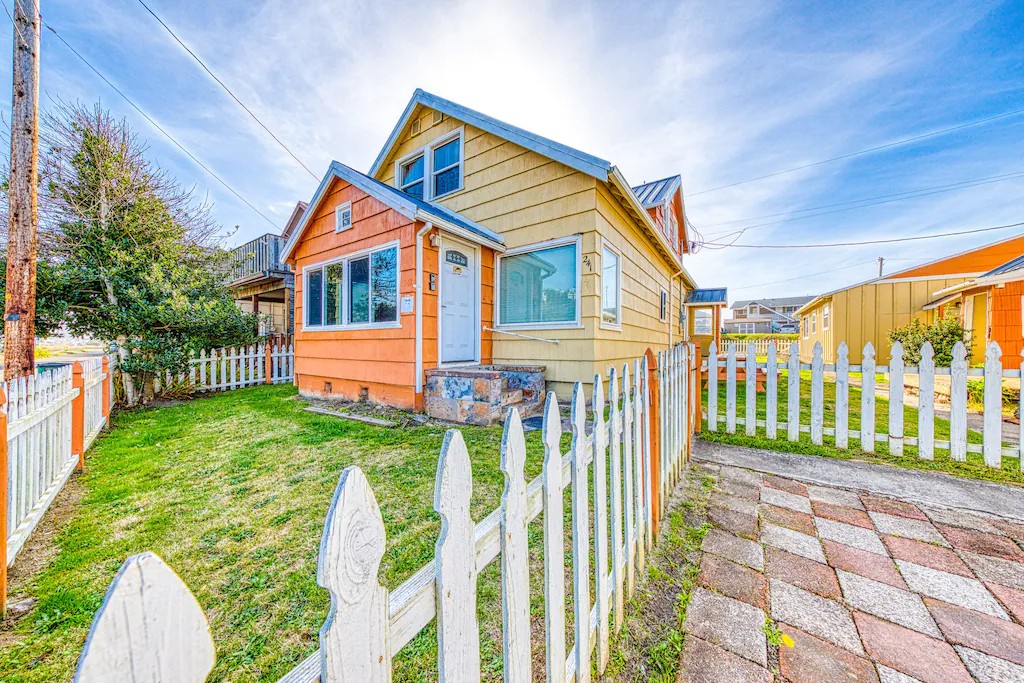 Seven separate cozy cottages - minutes to beach