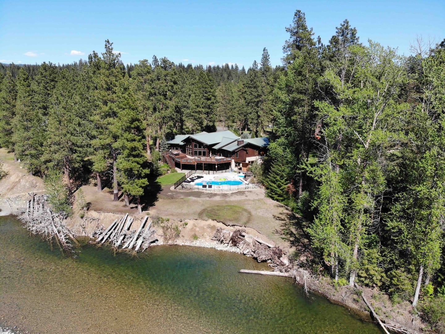 Luxury Cle Elum Riverfront Home Bordering Suncadia