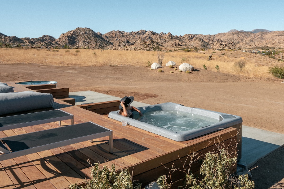 Jacuzzi at The Outlaw: Pioneertown