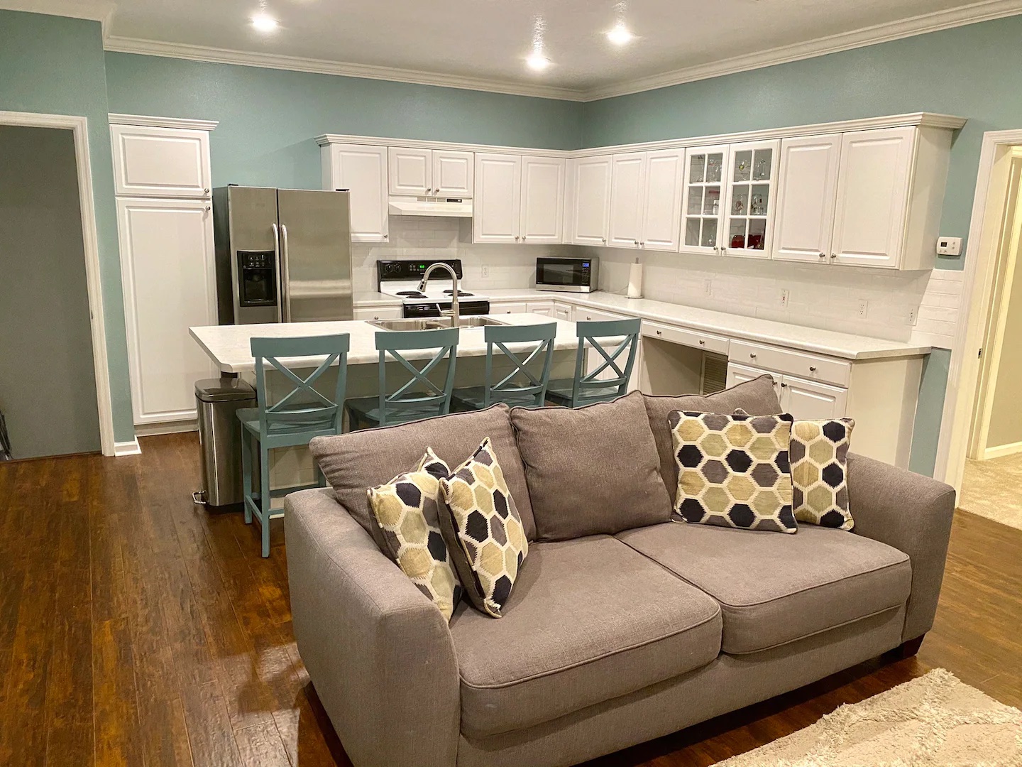 Living area and kitchen - Home Suite Seagrove