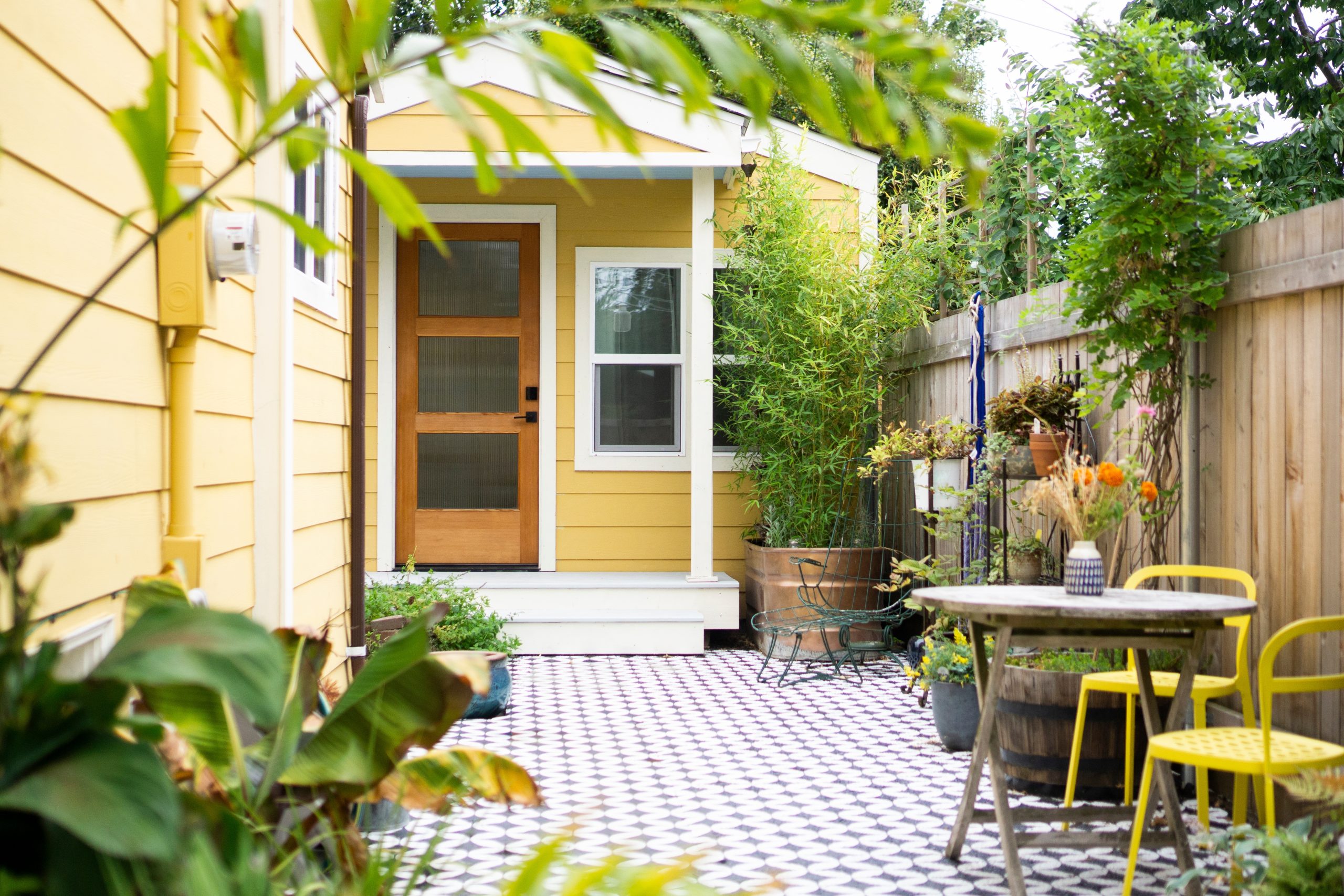 Cute yellow cottage 