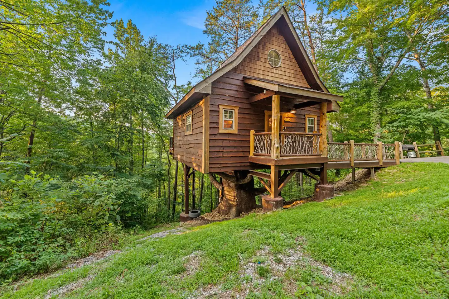 Unique Honeymoon Treehouse with Hot Tub and Fireplace, Pigeon Forge