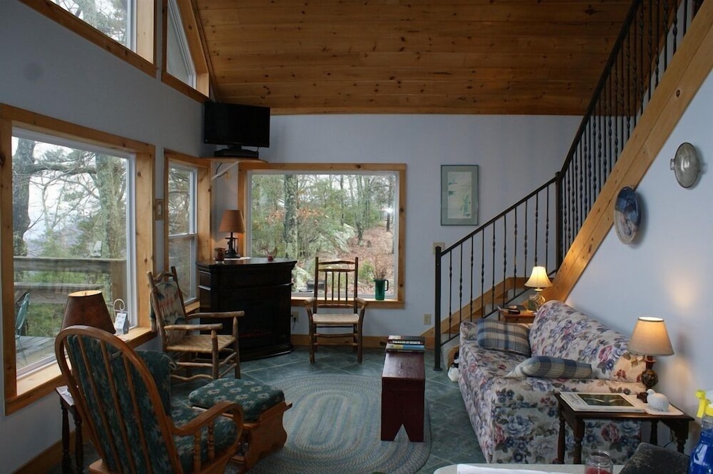 Lookout mountain top clean & cozy cabin with amazing views, hot tub, hiking nearby