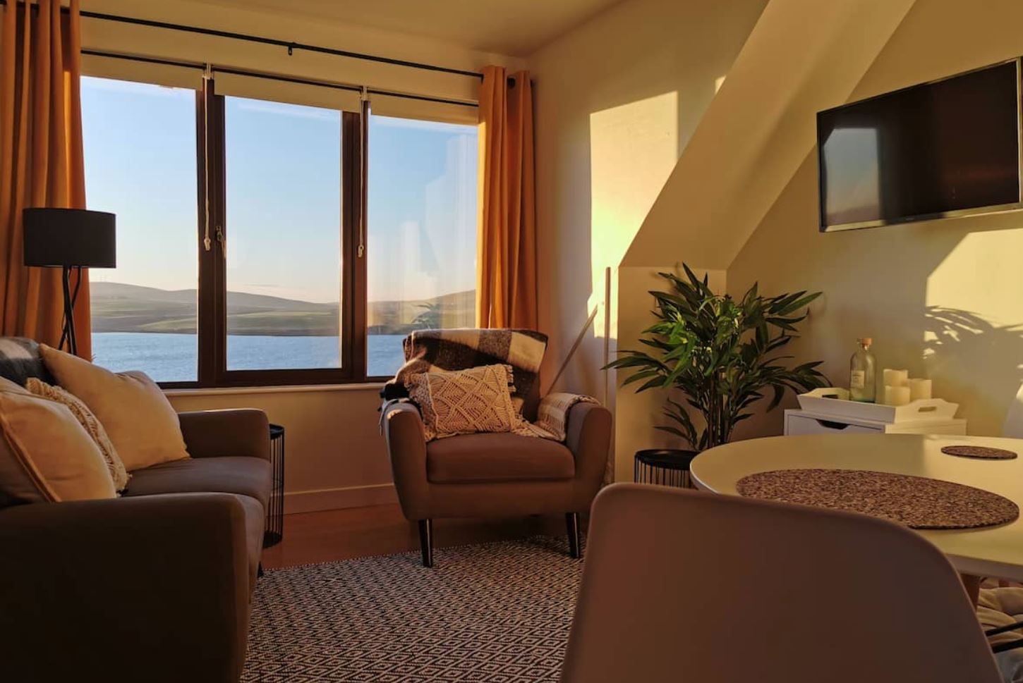 Superb Views from Two-Bedroom Loft Apartment - Orkney