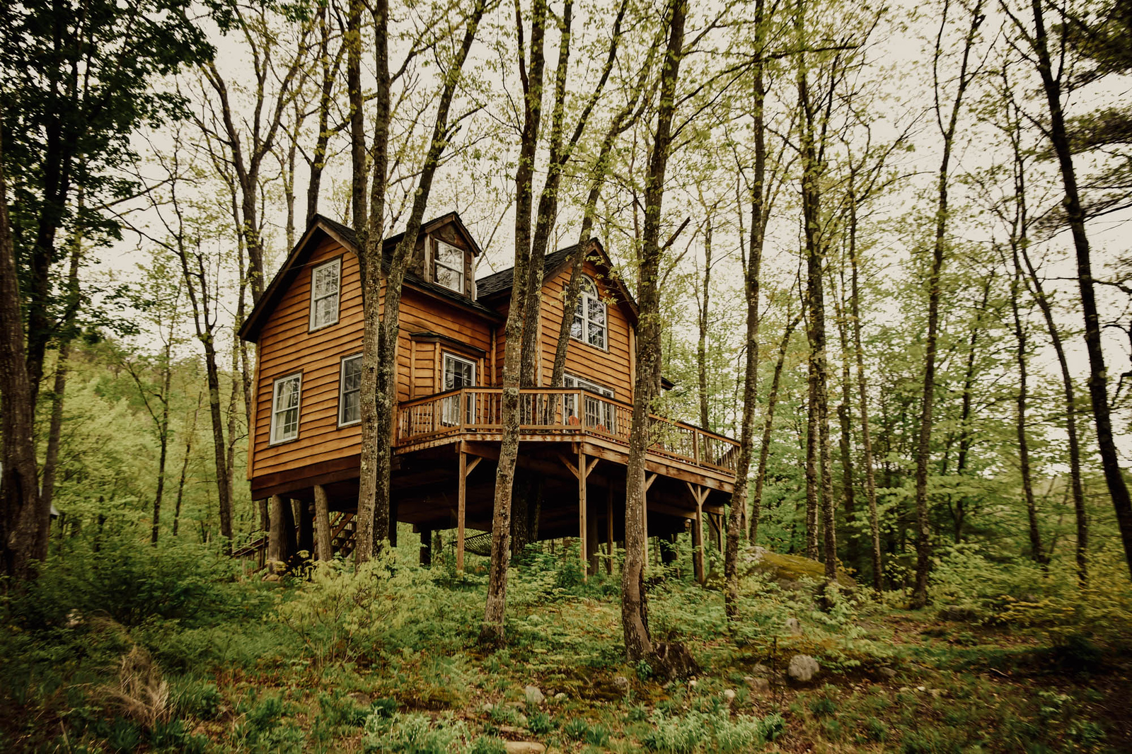 The Grand Oak Treehouse in the Maine Woods - Stoneham