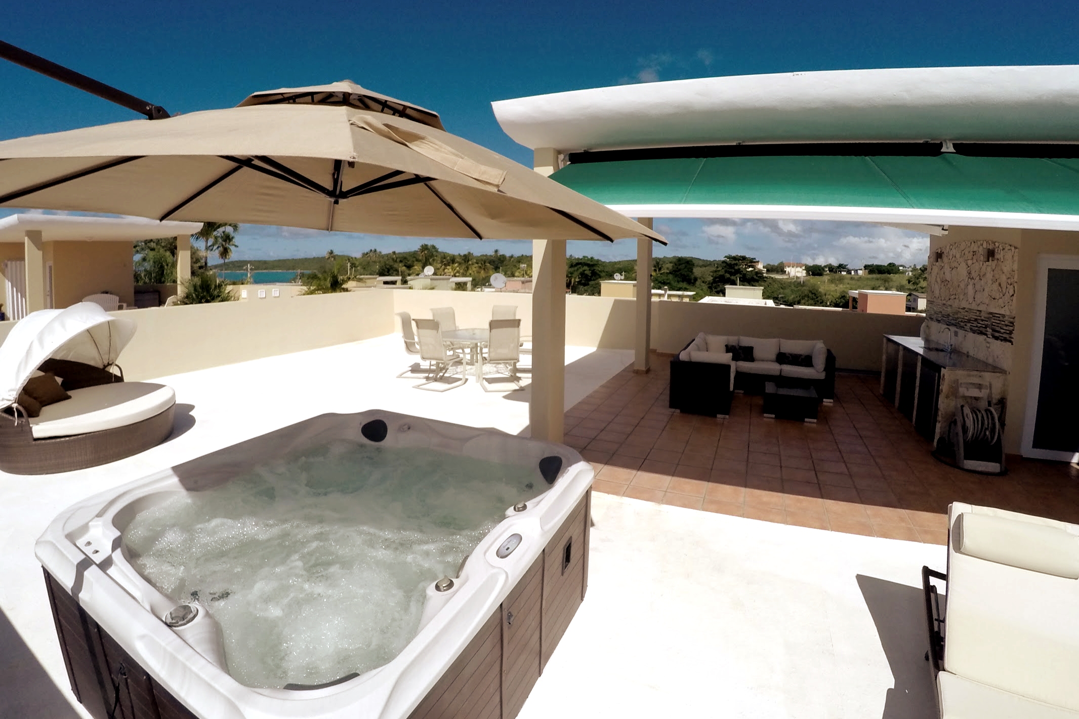 Romantic Beachfront Getaway Penthouse with Hot Tub