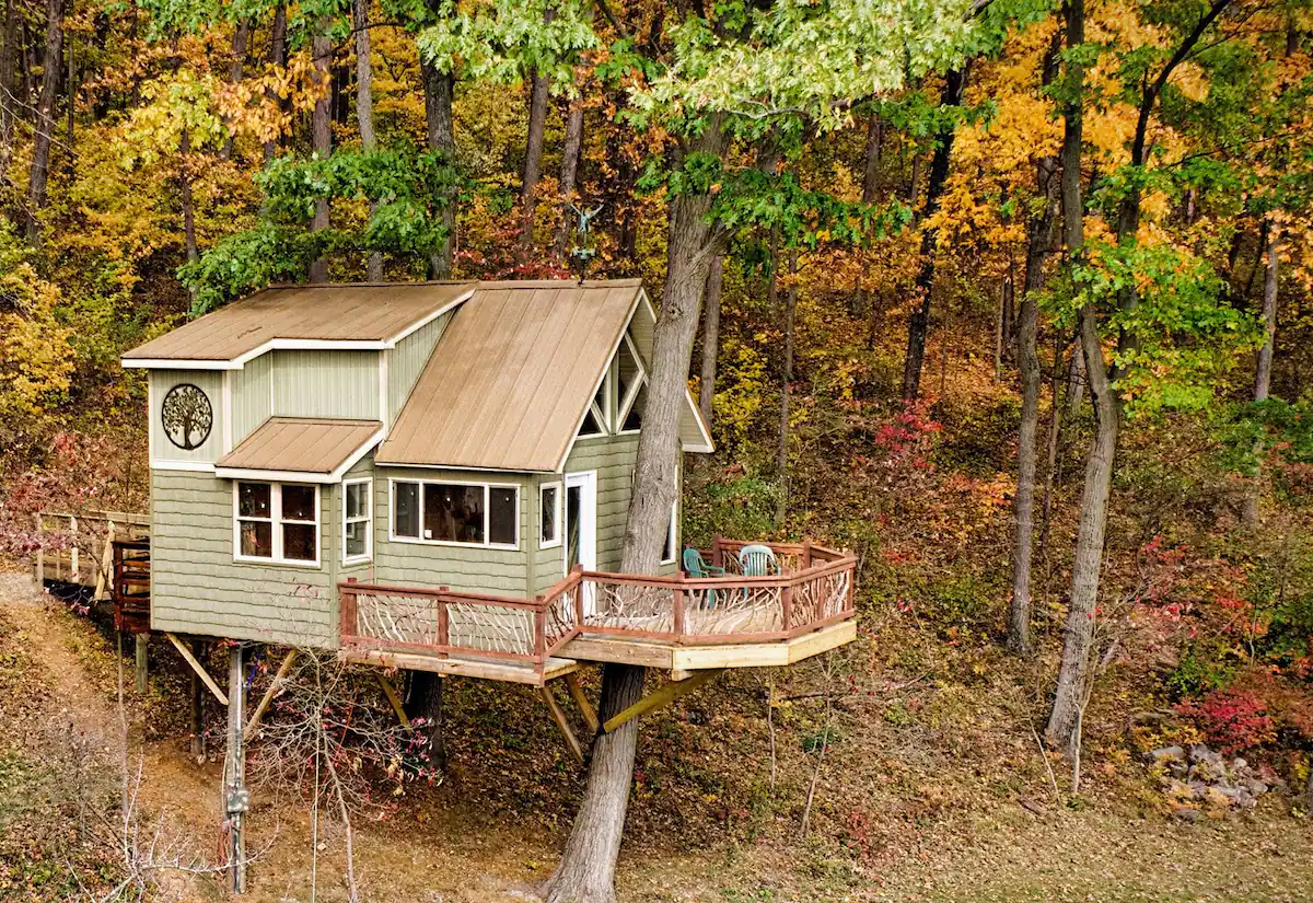 Luxury Lakeside Treehouse