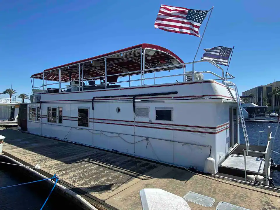 A floating condo close to downtown