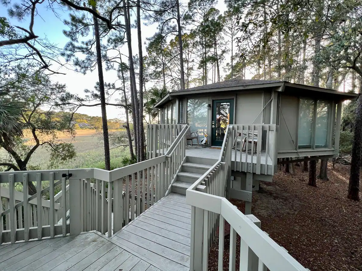 A treehouse-like space with many amenities 