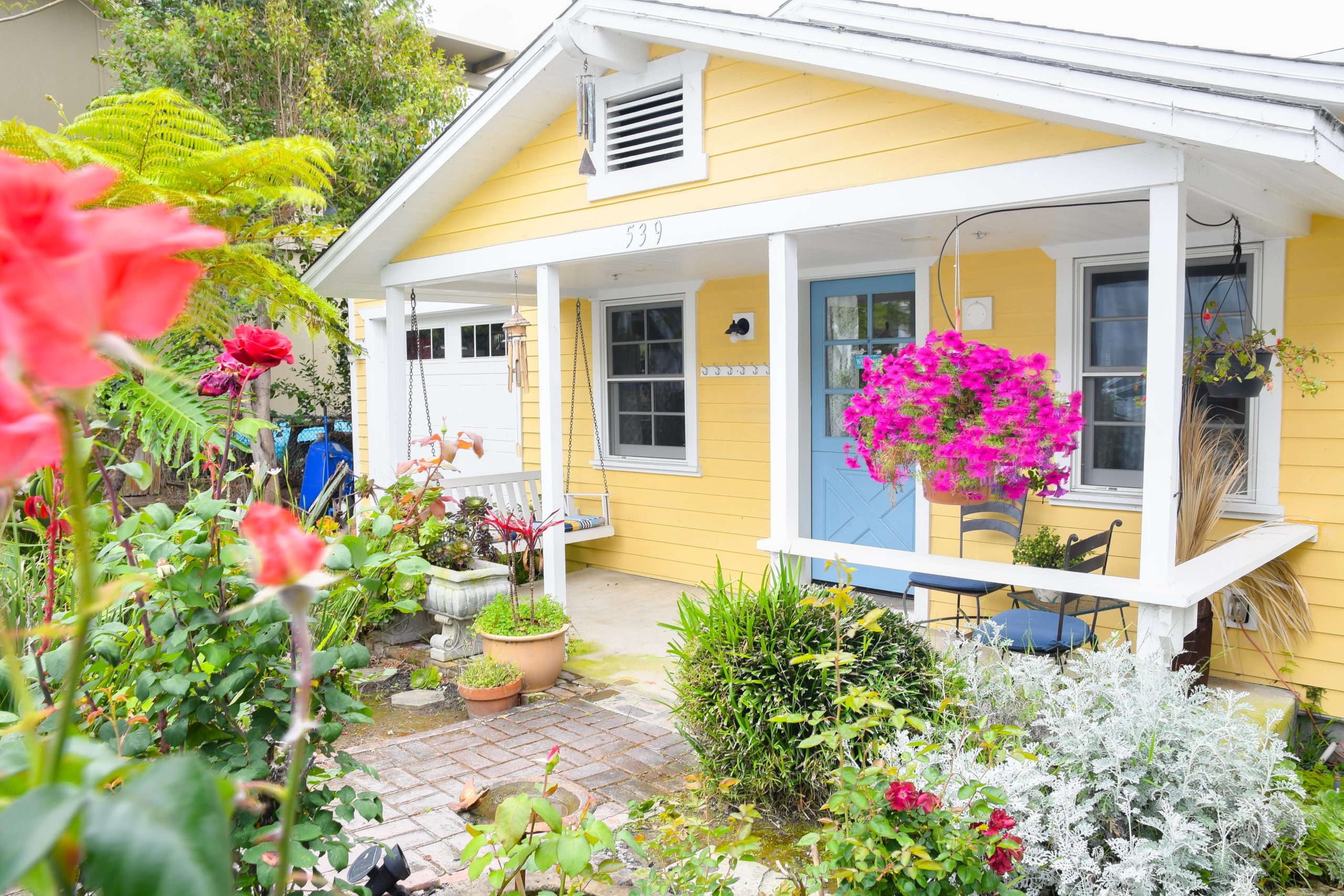 Sea Breeze Cottage - Charm & Location