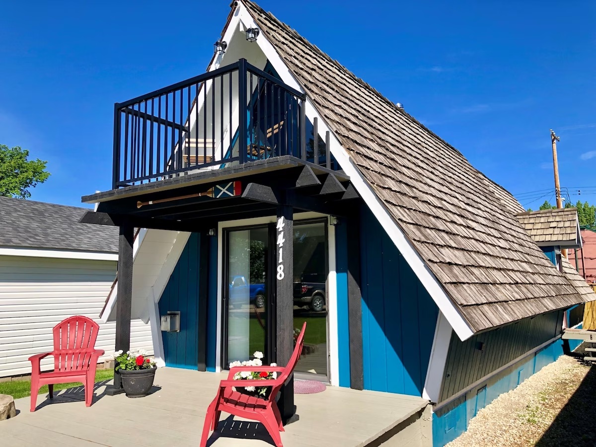 Cozy A-Frame Cabin 1/2 Block from Sylvan Lake