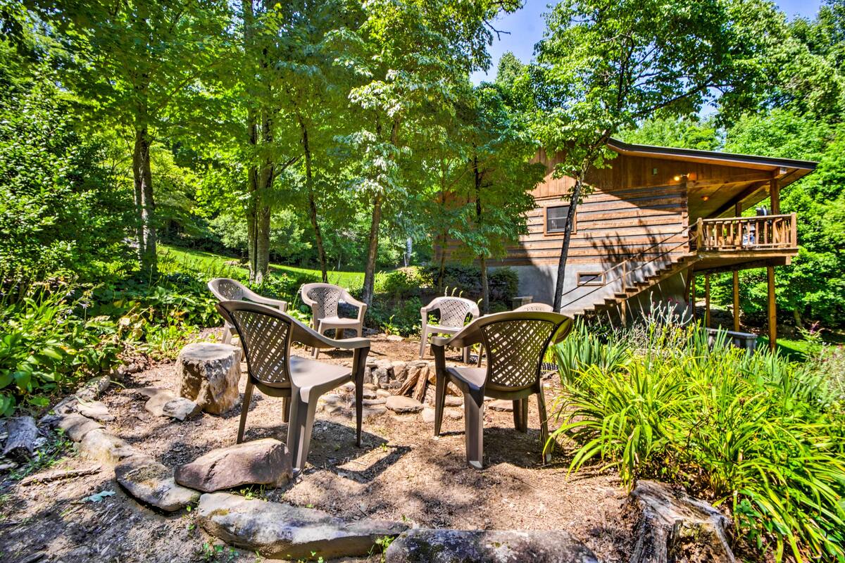 North Carolina Cabin with a Hot Tub, Near Coopers Creek