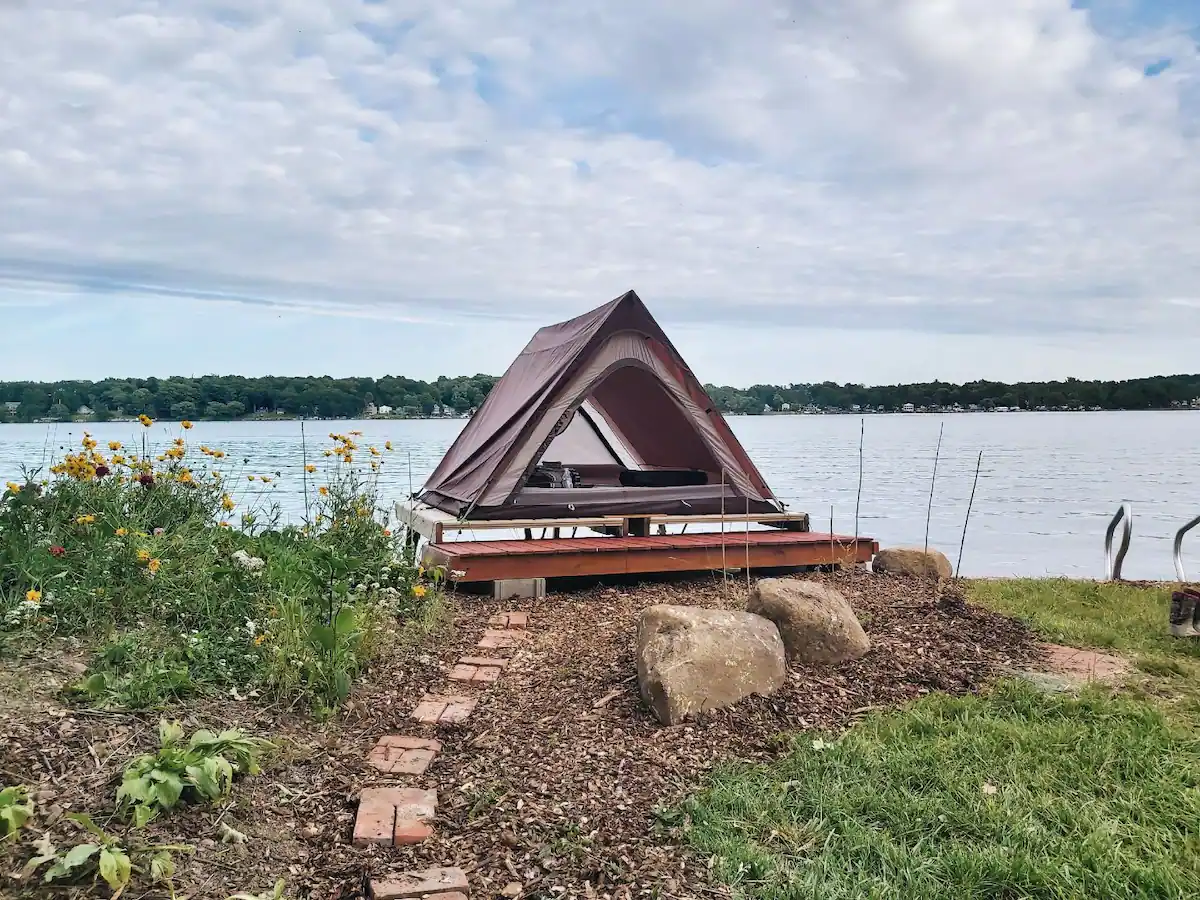 Sleep right along the shore of the lake