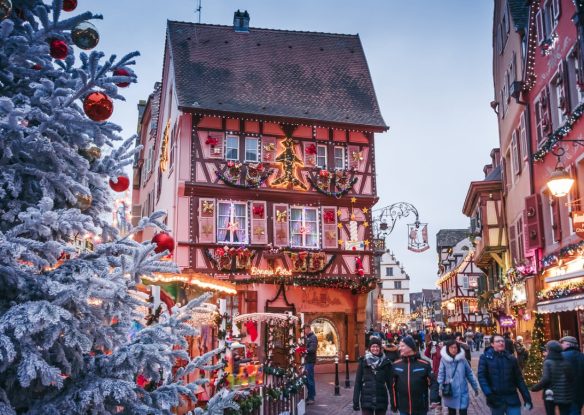 People are walking in the Old Town with Christmas decorations